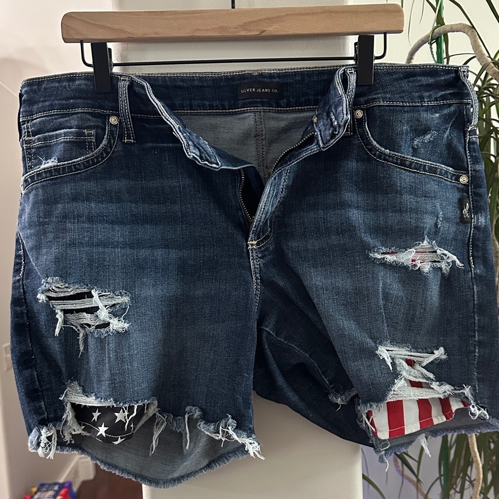SZ 14 Silver Jeans Boyfriend Distressed Denim Shorts with American Flag Accents
